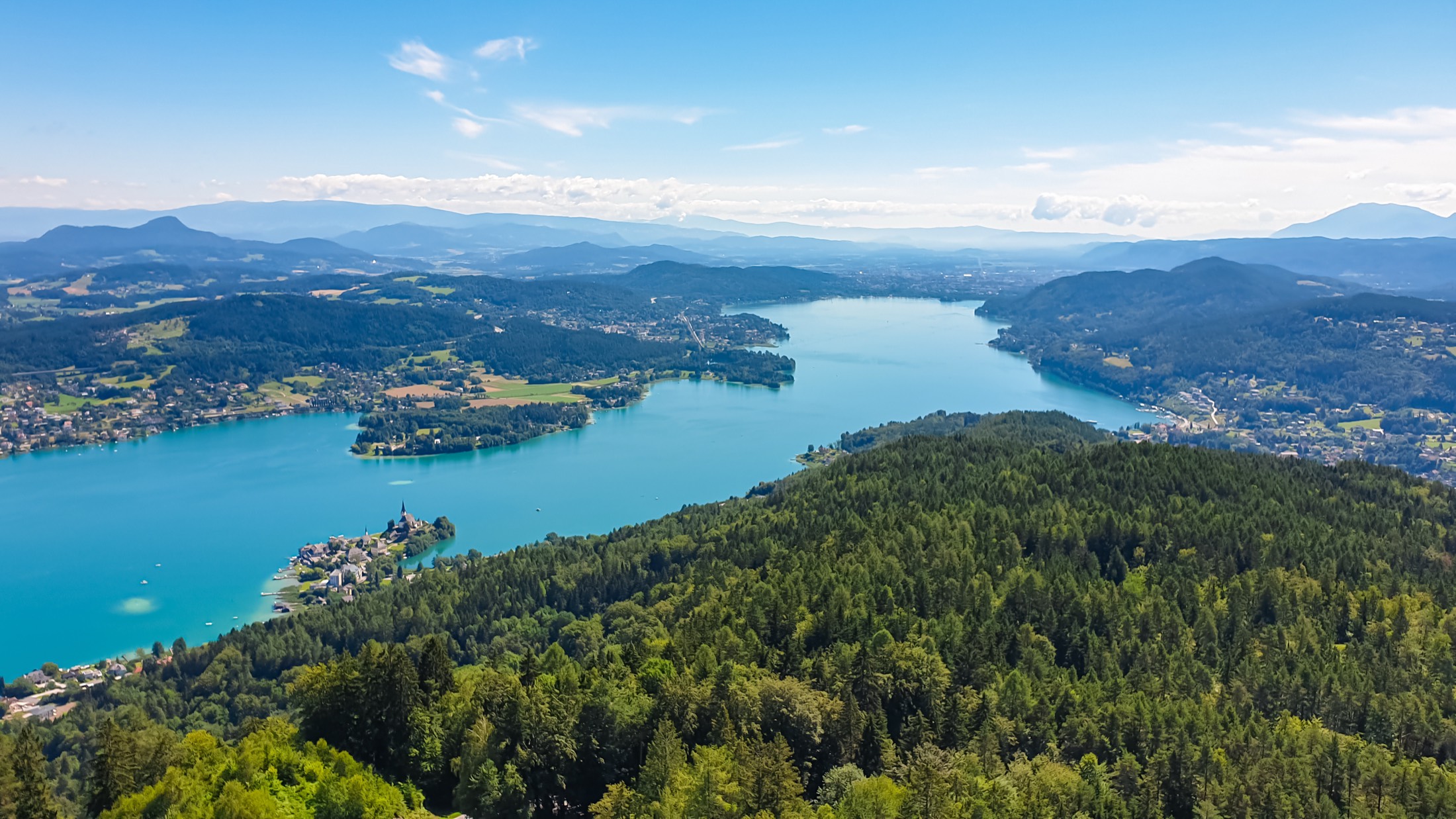 Seeliegenschaft am Wörthersee bei Sonnenuntergang — türkisfarbenes Wasser, Villa mit Seezugang